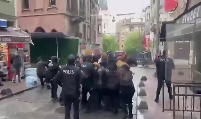 Taksim'e çıkmak isteyen gruba polis müdahalesi