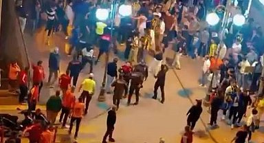 Taraftarlar arasında kavga çıktı, polisler olayların büyümesini engelledi