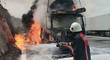 Tarsus'ta yanan tırda yüklü 7 sıfır araç yandı