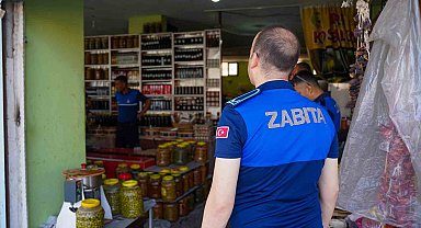 Tarsus'ta zabıta ekipleri menşei belirsiz ürünlere el koydu