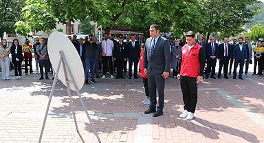Taşova'da 19 Mayıs çelengi sunuldu