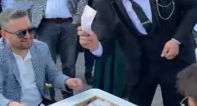 Tavla masası kurarak konvoyun önünü kestiler