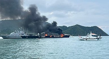 Tayland'da 34 metrelik süper yat alev alev yandı