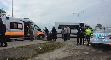 Tekstil işçilerini taşıyan servis minibüsü kaza yaptı: 10 yaralı