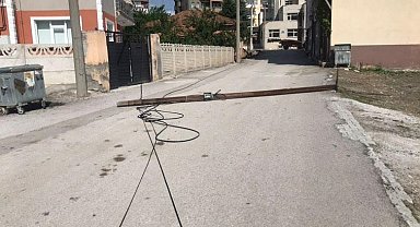 Telefon direğini deviren kepçe olay yerinden kaçtı