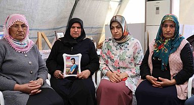Terörün elinde olan evlatlarından ayrı Anneler Günü'nü geçiriyorlar