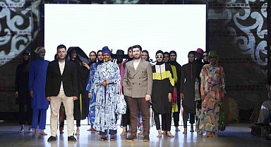 Tesettür mayo defilesinde Halima Aden rüzgarı esti