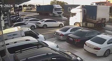 Tır şoförünün ustalığı faciayı önledi: O anlar kamerada