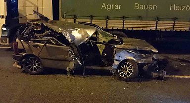 Tıra çarpan otomobil hurdaya döndü: 1 yaralı