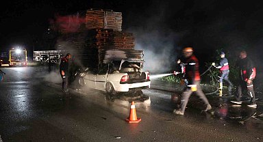 Tıra ok gibi saplanan otomobil alev alev yandı: 1 ölü