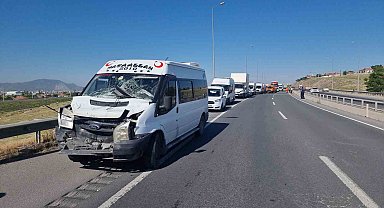 Tırdan dökülen malzeme zincirlemeye kazaya neden oldu: 11 yaralı