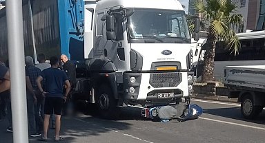 Tırın altında kalan motosikletli hayatını kaybetti