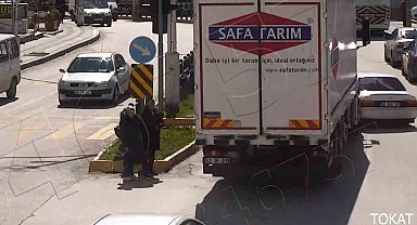 Tırın önünde metrelerce sürüklenip burunları bile kanamadan kurtuldular