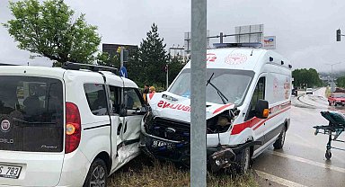 Tokat'ta ambulans ile panelvan araç çarpıştı: 3 yaralı