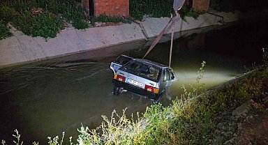 Tokat'ta su kanalına düşen otomobil vinç ile çıkartıldı
