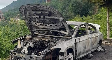 Trabzon'da park halindeki otomobil alev alev yandı