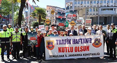 Trafik Haftası kutlamasına katılanlara kırmızı düdük dağıtıldı