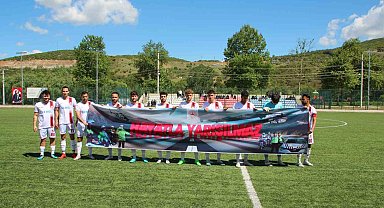 Trafik Haftası'nda 'Hayatla Yarışılmaz' yazılı pankartla sahaya çıktılar