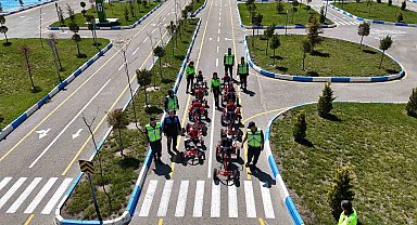 Trafik jandarmasından öğrencilere uygulamalı trafik eğitimi