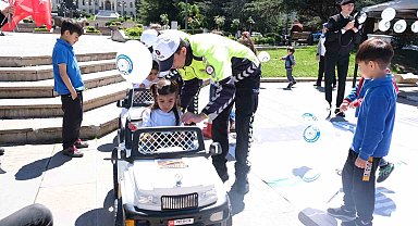 Trafik kuralları yolda sürücülere, meydanda çocuklara anlatıldı