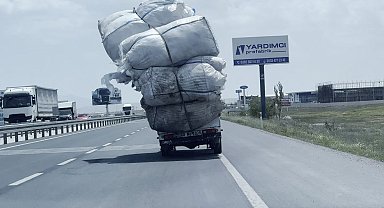 Trafikte "devrildi devrilecek" kamyonet şok etti