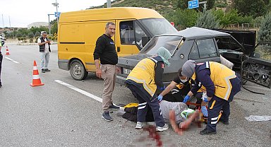 Transit ile otomobil çarpıştı: 1 ağır yaralı