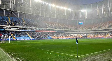 Trendyol Süper Lig'in 36. haftasında oynanan Adana Demirspor - Gaziantep FK maçına yoğun yağış sebebiyle 12. dakikada ara verildi.