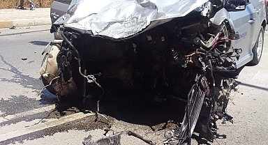 Tur minibüsü ile otomobil çarpıştı 2 yaralı