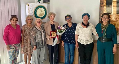 Türk Anneler Derneği Çeşme Şubesi'nden şehit annesine plaket