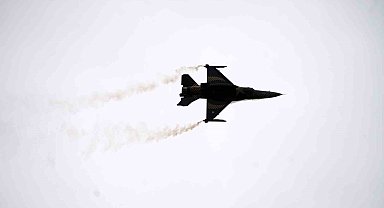 Türk pilotundan F16'nın sınırlarını aşan manevralar: SOLOTÜRK'ün nefes kesici gösterisi