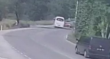 U dönüşü yapmak isteyen otomobil servis aracıyla çarpıştı: 6 yaralı