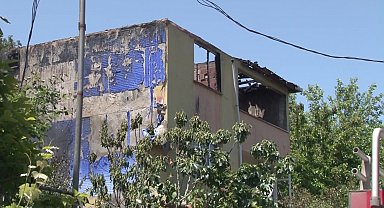 Ümraniye'de gecekonduda çıkan yangın apartmanın çatısına sıçradı