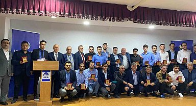 Üniversite öğrencilerinin mezuniyet coşkusu: Yazar Hayati İnanç ile buluştular