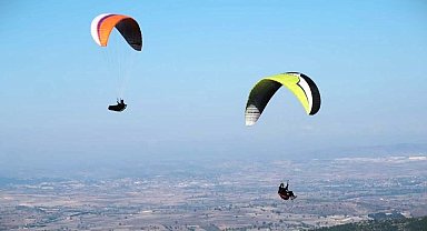 Üniversiteler yamaç paraşütü için Altıeylül'de buluşuyor