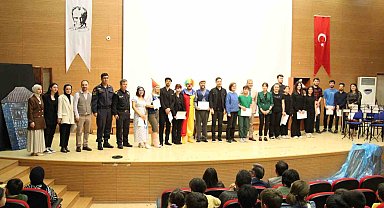 Üniversitelilerden, ilkokul ve özel eğitim öğrencilerine tiyatro şöleni