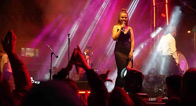 Ünlü şarkıcı Lara konser verdi, izdiham yaşandı: Binlerce vatandaş meydana sığmadı