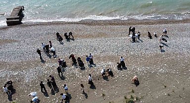 Üreme öncesi carettaların yuva yaptığı sahili öğrenciler temizledi