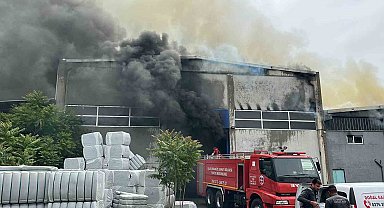 Uşak'ta tekstil fabrikasında çıkan yangın kontrol altına alındı