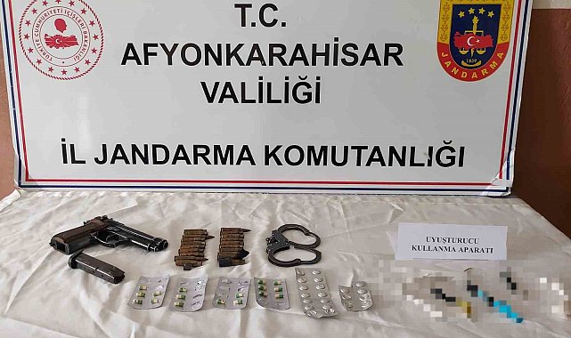 Uyuşturucu baskınında tabanca ve kelepçe ele geçirildi