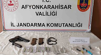 Uyuşturucu baskınında tabanca ve kelepçe ele geçirildi
