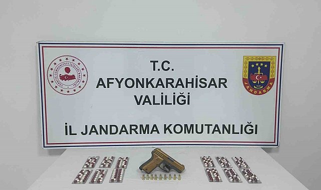 Uyuşturucu hapları satamadan jandarmaya yakalandılar