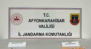 Uyuşturucu kullanırken jandarmaya yakalandılar