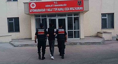 Uyuşturucu satmaktan aranan şahsı jandarma yakaladı