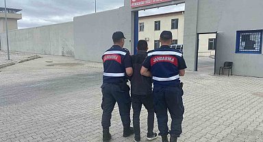 Uyuşturucu suçlarından aranan 2 şahıs jandarma tarafından yakalandı