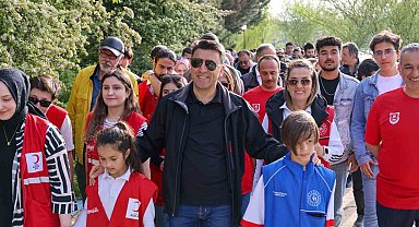Vali gençlik yürüyüşüne katıldı