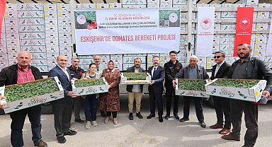 Vali Hüseyin Aksoy çiftçilere domates fidesi dağıttı