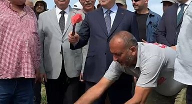 Vali Köşger karpuzu kesip göbeğini yedi, işçilerle birlikte kamyona yükleme yaptı