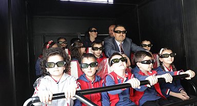 Vali Musa Işın, çocukların 10D sinema keyfine ortak oldu