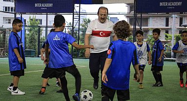 Vali Pehlivan, çocuklarla futbol oynadı