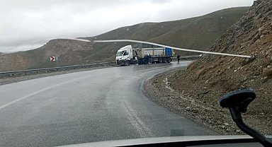 Van'da 2 tır kafa kafaya çarpıştı: 2 yaralı